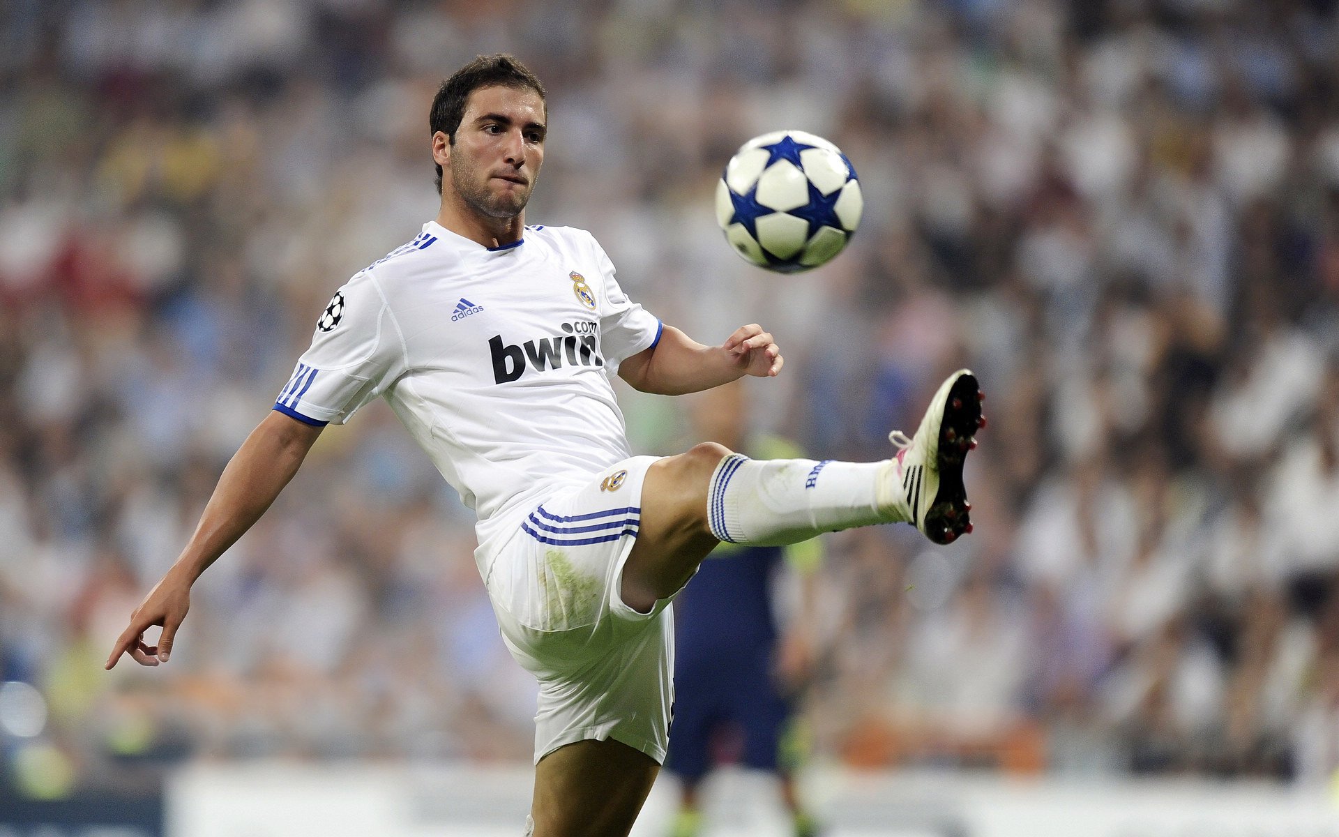 利拉德爆发，广东队连续得分压制魔术，双线赛场上的战术启示